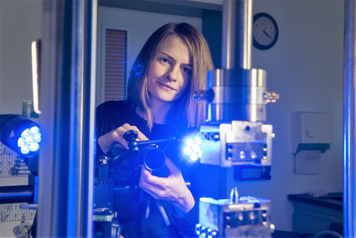 Portrait photo of doctoral student Daniela Schob during an experiment in the Materials Testing Laboratory. Photo: BTU, Ralf Schuster