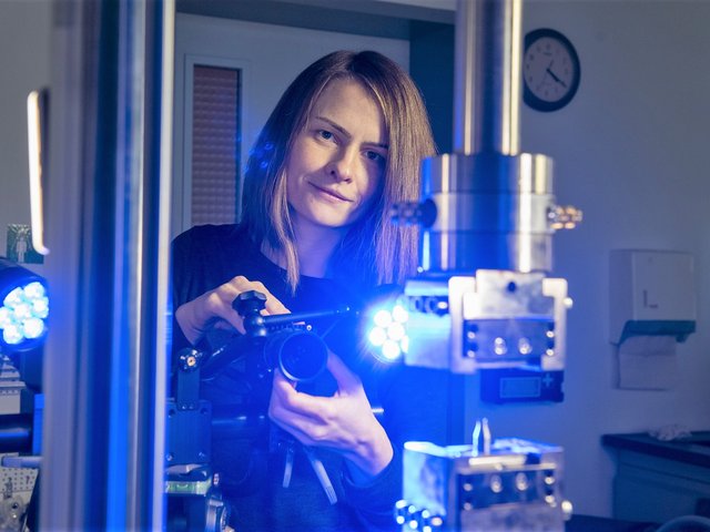 Porträtfoto der Doktorandin Daniela Schob bei einem Versuch im Labor für Werkstoffprüfung. Foto: BTU, Ralf Schuster