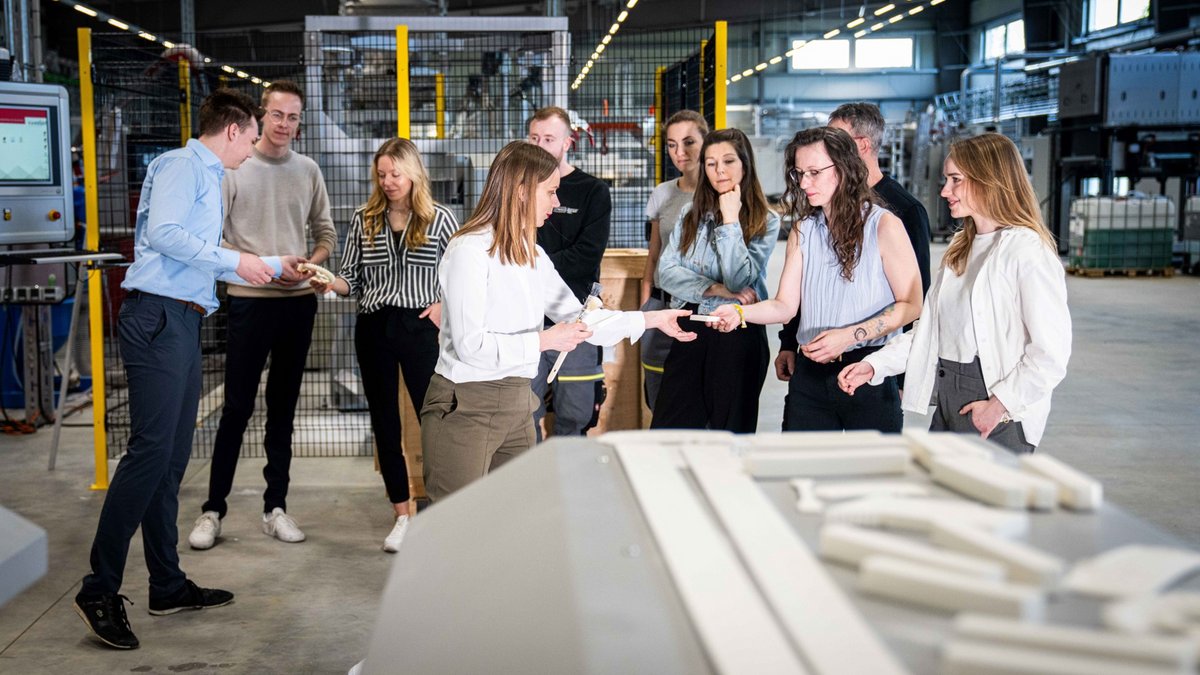 Führung von Personen durch Fabrik
