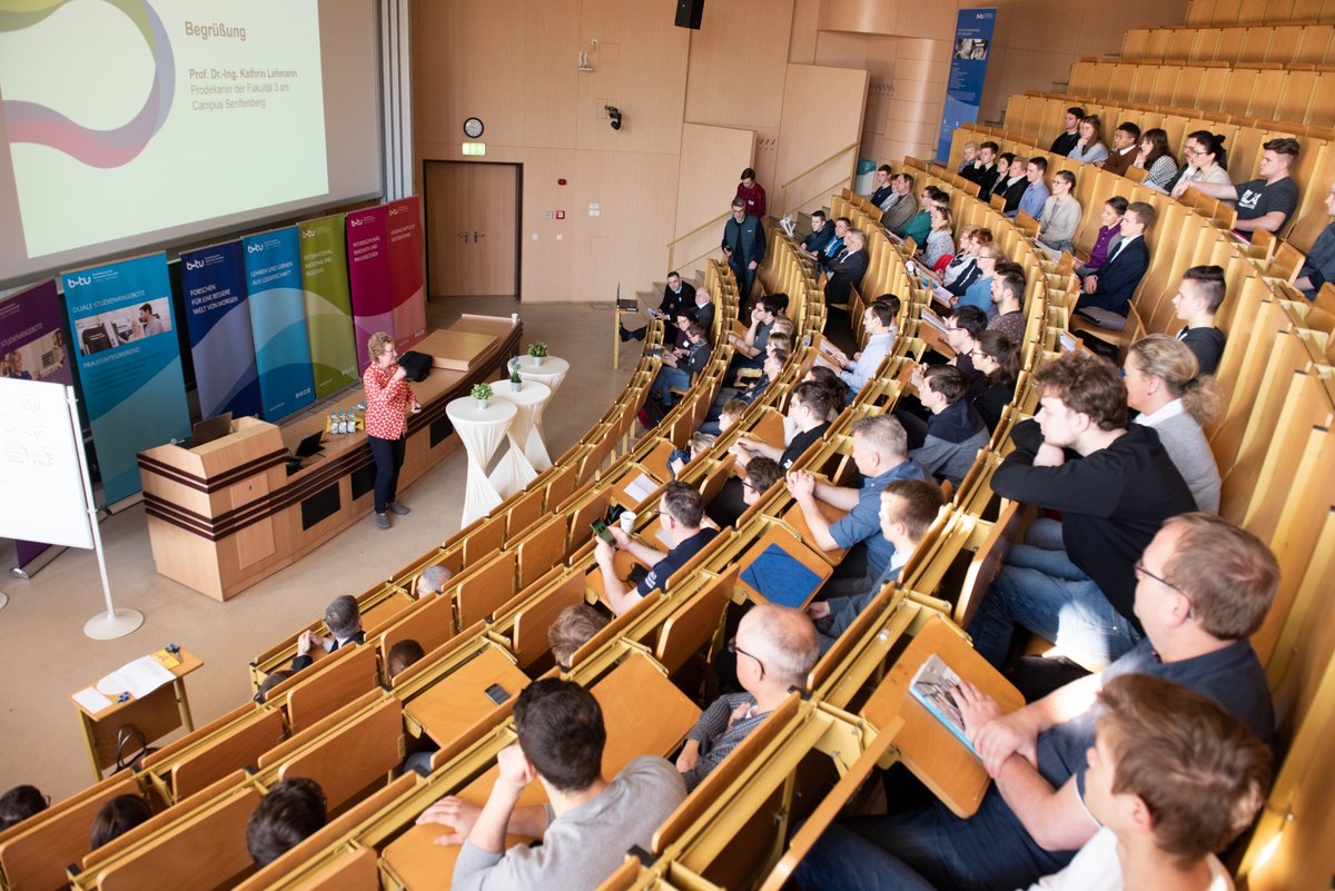 Etwa 200 Studieninteressierte folgen, im großen Hörsaal des Konrad-Zuse-Medienzentrums sitzend, den Ausführungen der Projektleiterein des Dualen Studiums Prof. Dr.-Ing. Kathrin Lehmann. 