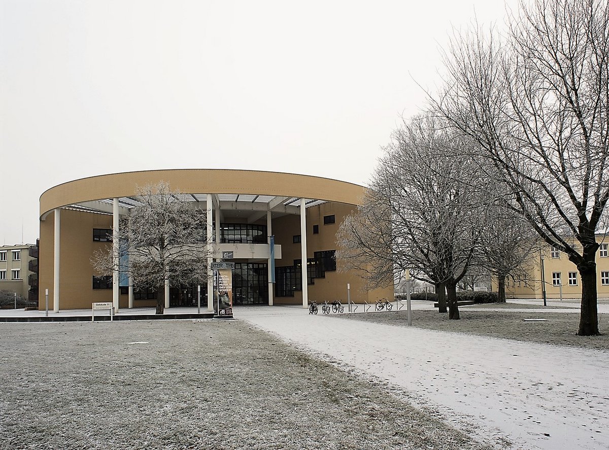 Blick auf die Vorderfront des Konrad-Zuse-Medienzentrums auf dem winterlichen BTU-Campus in Senftenberg.