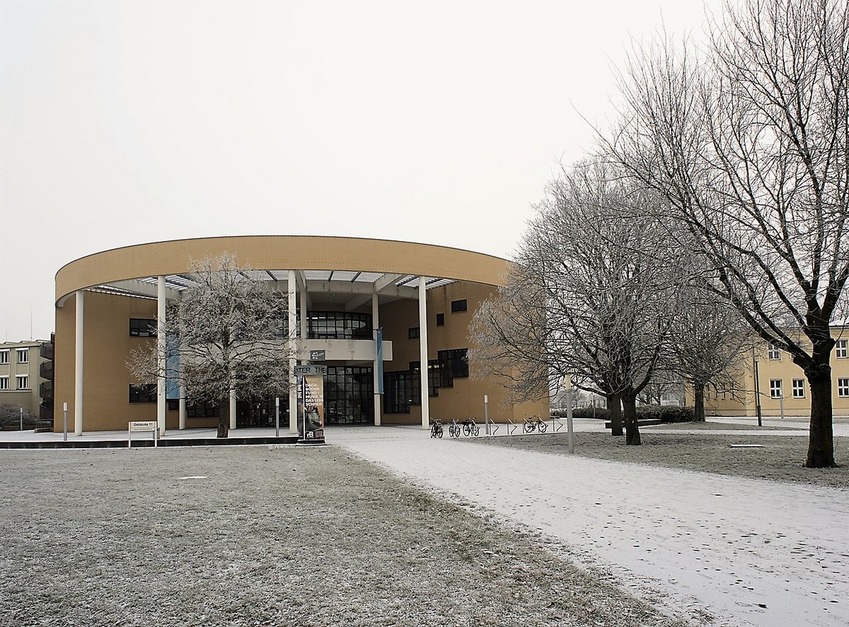 Blick auf die Vorderfront des Konrad-Zuse-Medienzentrums auf dem winterlichen BTU-Campus in Senftenberg.