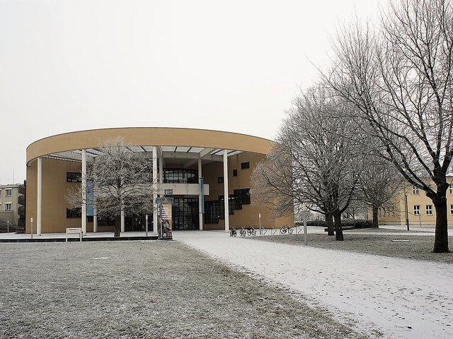Blick auf die Vorderfront des Konrad-Zuse-Medienzentrums auf dem winterlichen BTU-Campus in Senftenberg.