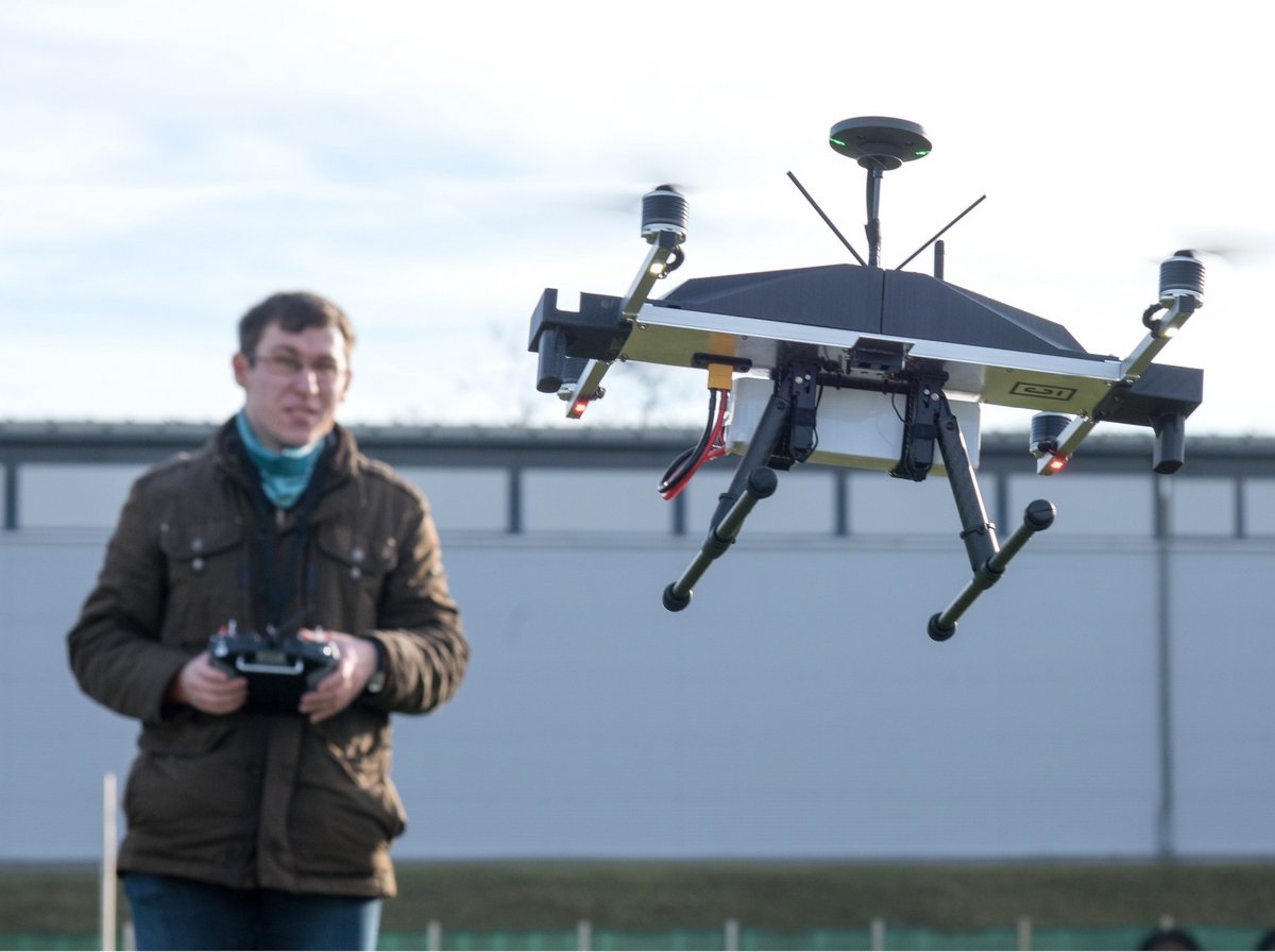Matthias Nattke beim Steuern einer Drohne.