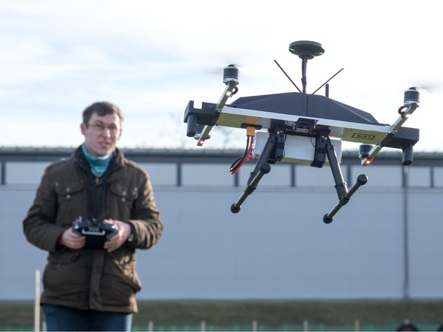Matthias Nattke beim Steuern einer Drohne.