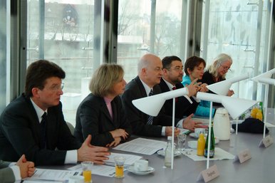 Anlässlich der feierlichen Eröffnung des IKMZ fand die Pressekonferenz im 2. Obergeschoss statt. Anwesend waren: Prof. J. mWanka, Prof. A. Degkwitz, Prof. E. Sigmund, Prof. I. Baller