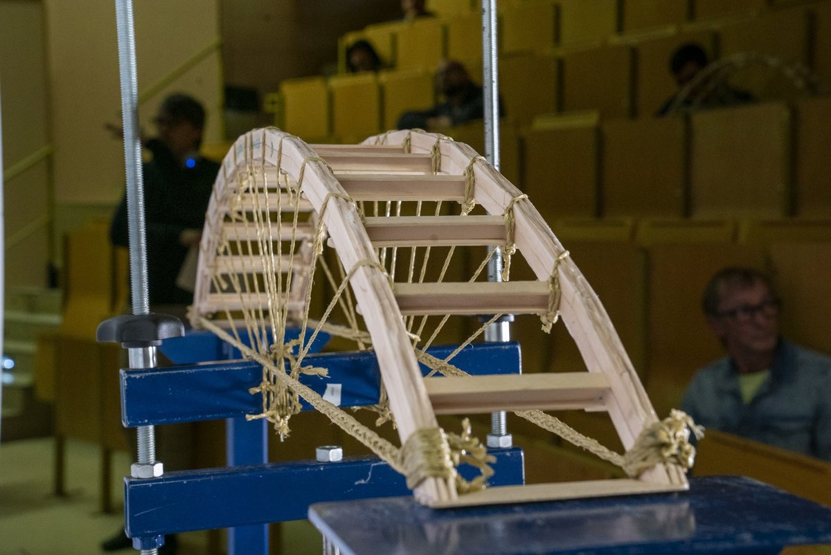Modell einer Brücke im Prüfstand.