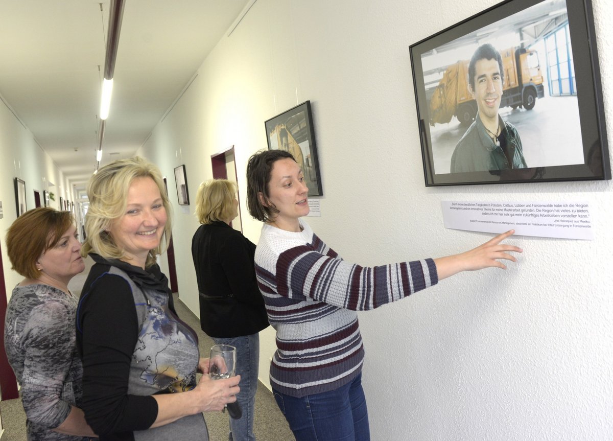 Besucherinnen beim Betrachten der Fotoausstellung.