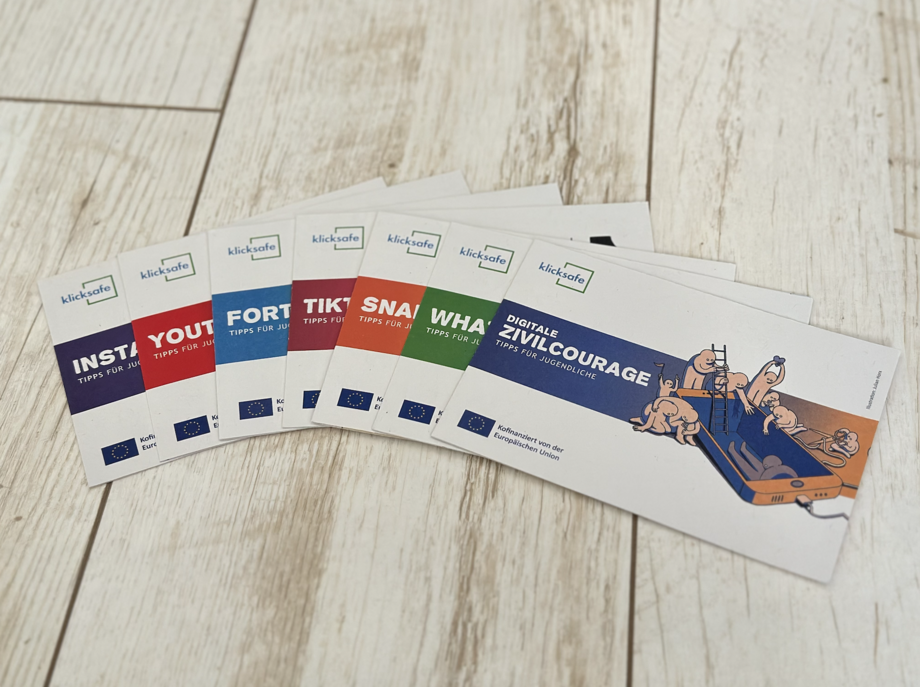 Das Foto zeigt Klicksafe Flyer zu ausgewählten Social Media-Apps.