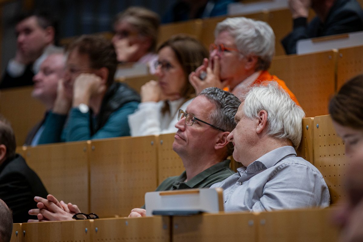 Teilnehmende der Tagung, im Hörsaal sitzend.