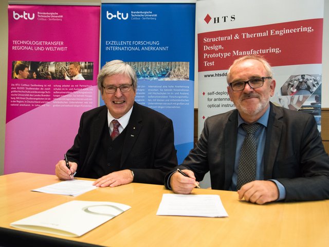 BTU-Präsident Jörg Steinbach und Wolfgang Göhler bei der Vertragsunterzeichnung