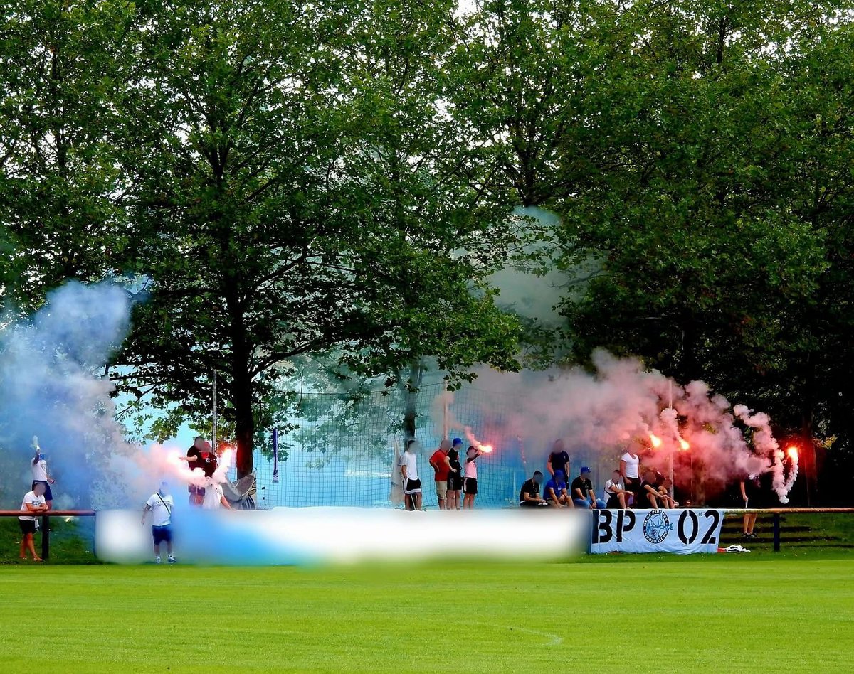 Gefährlicher Einsatz von Pyrotechnik während eines Fußballspiels.