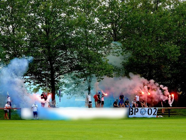 Gefährlicher Einsatz von Pyrotechnik während eines Fußballspiels.