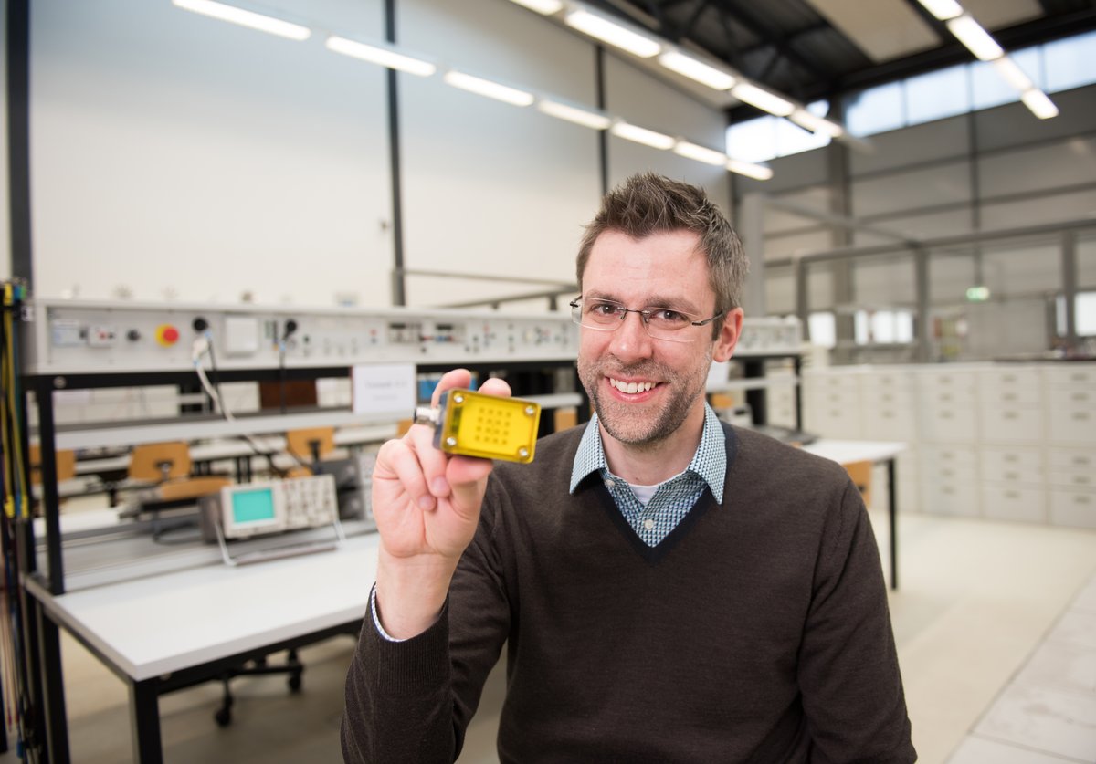 Prof. Dr.-Ing. Alexander Kölpin mit Radarmodul in der Hand