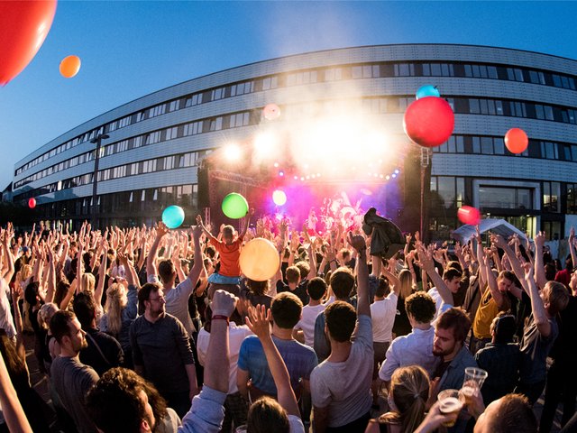 Studierende bei einem Konzert vor der Hauptbühne