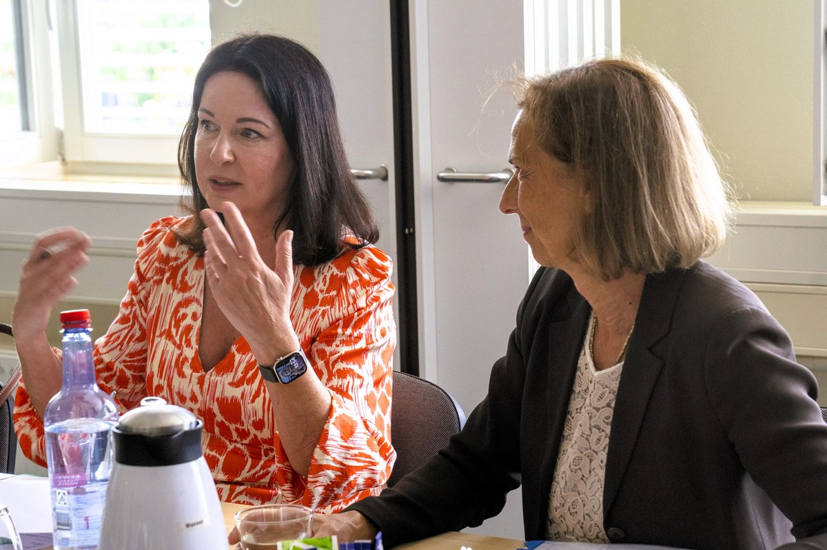 Brandenburgs Gesundheitsministerin Britta Müller (li.) und BTU-Präsidentin Prof. Dr. Gesine Grande in der Beratung,