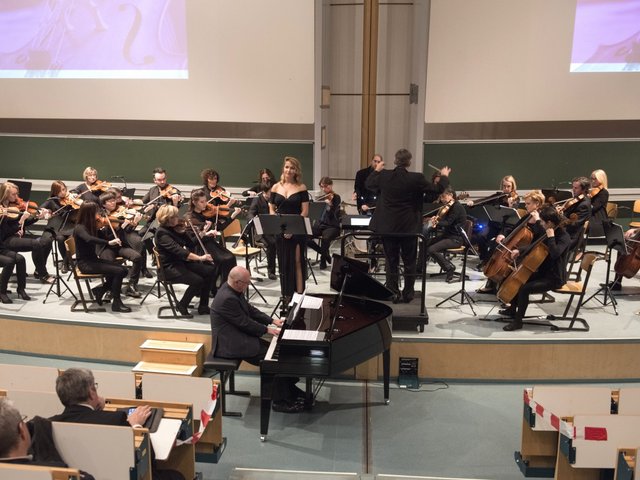 Das BTU-Orchester Collegium musicum bei einem seiner Konzerte mit der Solistin Lara Kobela.