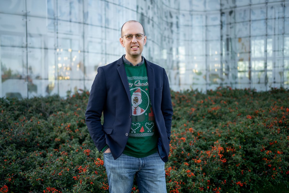 Portraitfoto von Daniel Ebert vor dem IKMZ