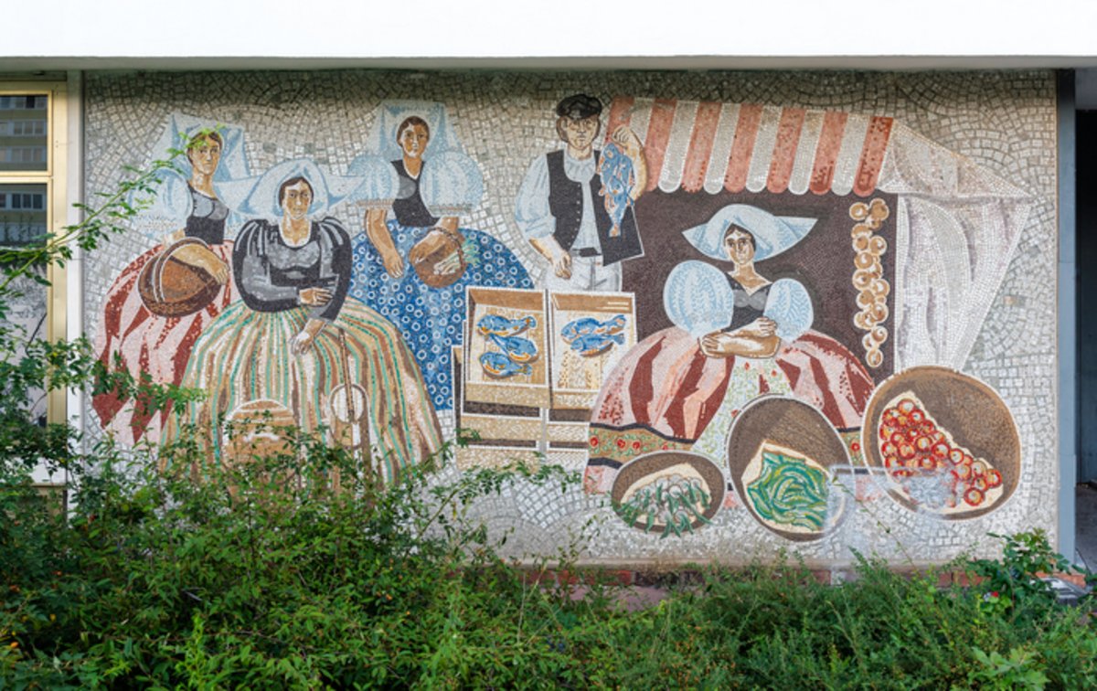 Das Foto zeigt ein Mosaik mit ländlicher Marktszene.