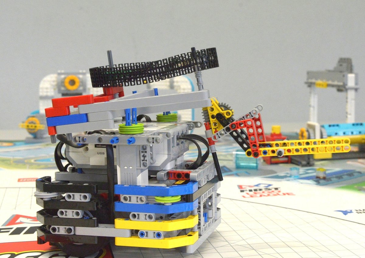 Ein LEGO MINDSTORM Roboter auf einem Spielfeld der First Lego League.  