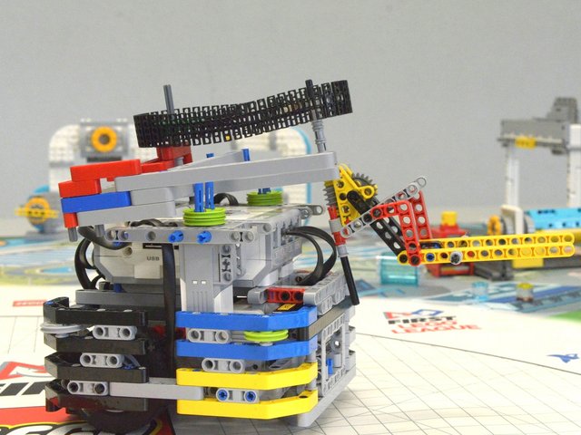 Ein LEGO MINDSTORM Roboter auf einem Spielfeld der First Lego League.  
