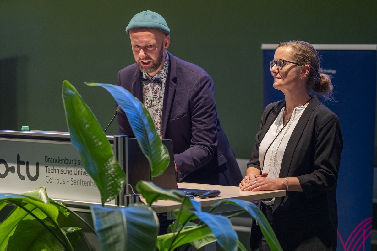 Foto von Alumni-Beauftragten Angela Buhl und Daniel Ebert