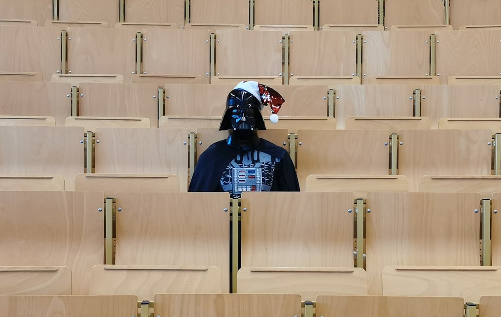 Person im Darth Vader-Kostüm im Hörsaal sitzend. Foto: Daniela Schob
