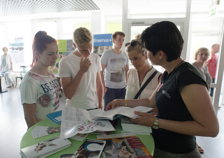 Large range of studies & individual career planning Das Bild für den Grund 2: Umfangreiches Studienangebot - Auf dem Bild steht eine Mitarbeiterin der BTU und sie informiert die Studierende