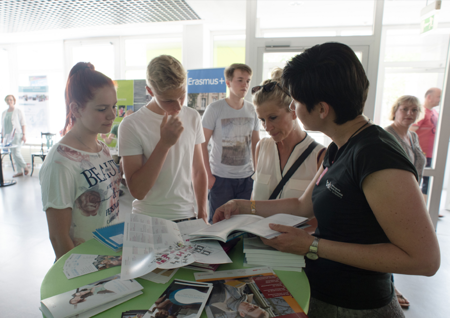 Das Bild für den Grund 2: Umfangreiches Studienangebot - Auf dem Bild steht eine Mitarbeiterin der BTU und sie informiert die Studierende