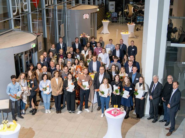 Gruppenbild aller Stipendiat*innen und Stipendiengeber*innen