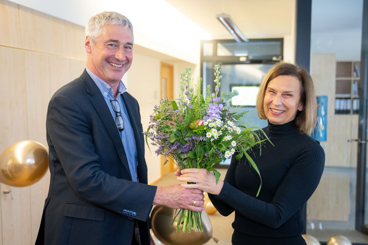 Blumenübergabe durch den Senatsvorsitzenden