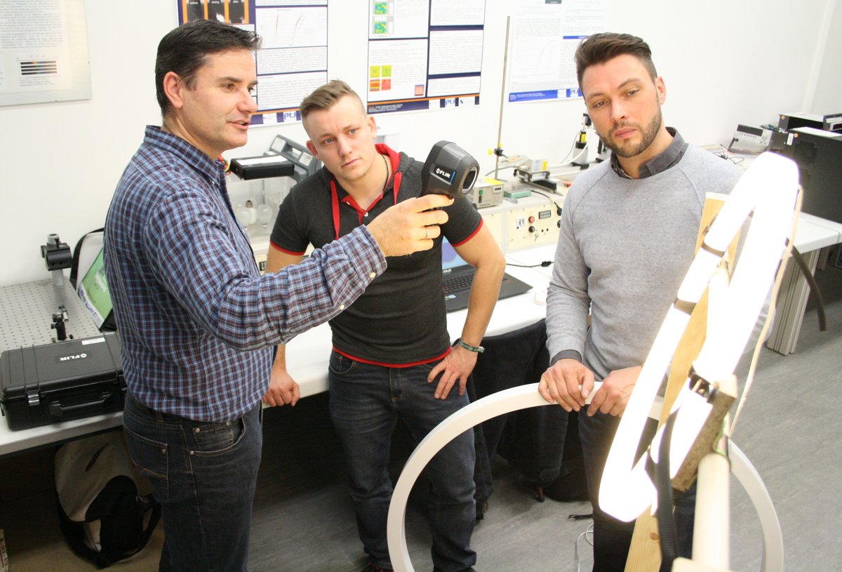 Prof. Dr. Michael Beck (li.) beim Messen der Wärmestrahlung einer Ringleuchte von leuchtstoff* im Rahmen einer Projektbesprechung Stephan Krüger – Student der Elektrotechnik – und leuchtstoff*–Inhaber Stefan Restemeier (2. u. 3. v. li.). 