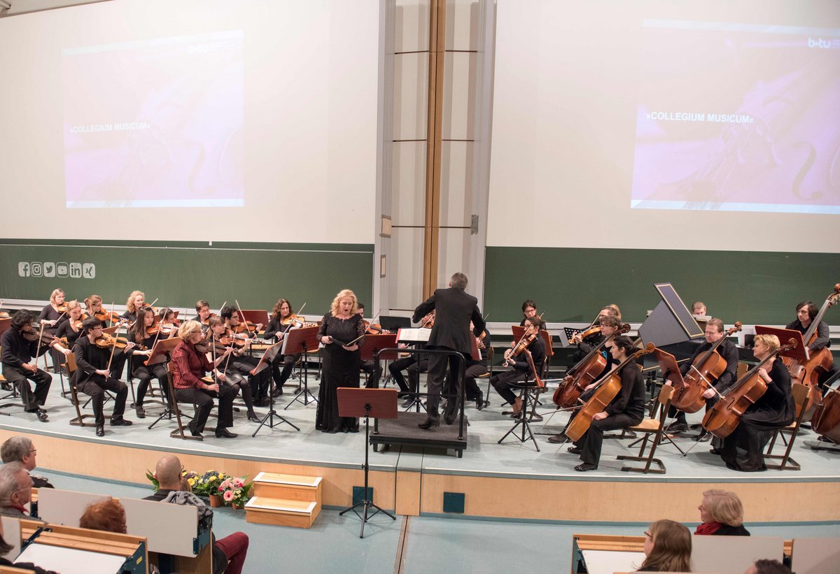 Das Hochschulorchester Collegium musicum mit der Mezzospranistin Prof. Simone Schröder musiziert unter Leitung seines Dirigenten Krzysztof Switalski.