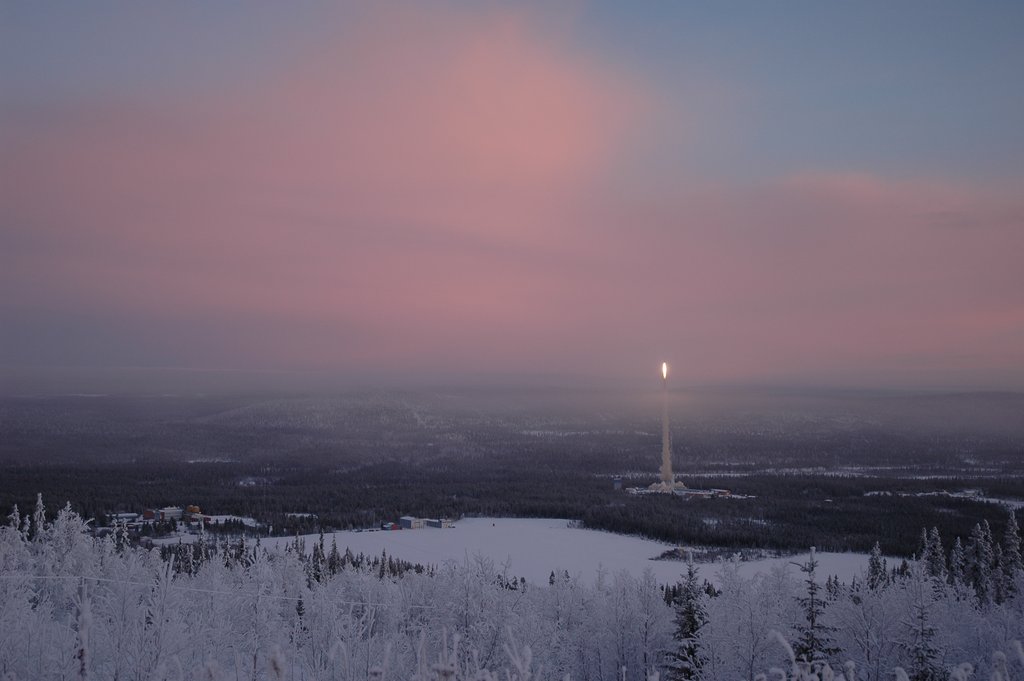 Blick in die verschneite Landschaft mit Morgenrot