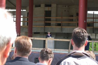 Viele Gäste kamen zum Richtfest im Mai 2005