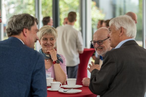 Erfahrungsaustausch während einer Pause des BBIT2023 im Foyer des Zentralen Hörsaalgebäudes