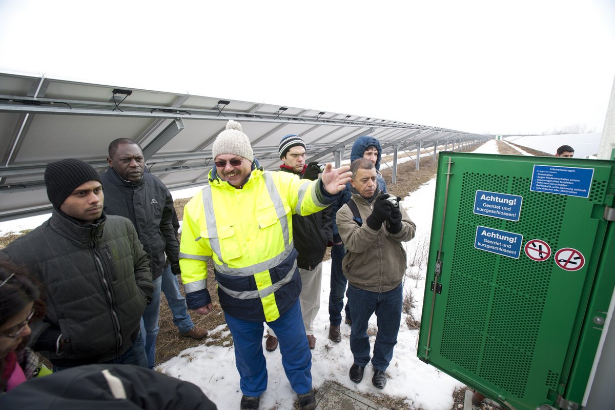 Studierende bei einem Solaropark