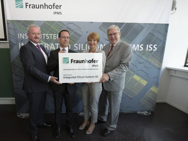 Schildübergabe Fraunhofer IPMS-ISS