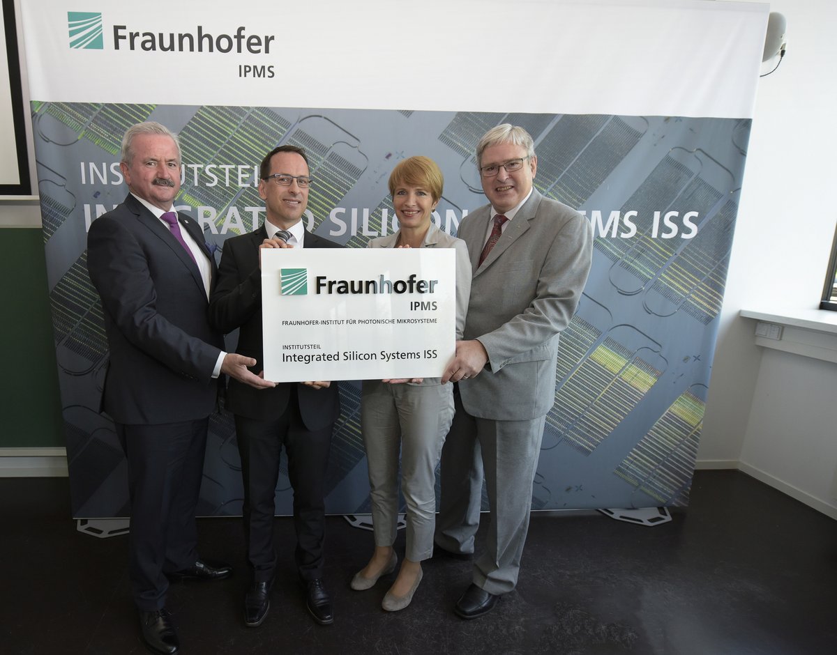 Schildübergabe Fraunhofer IPMS-ISS