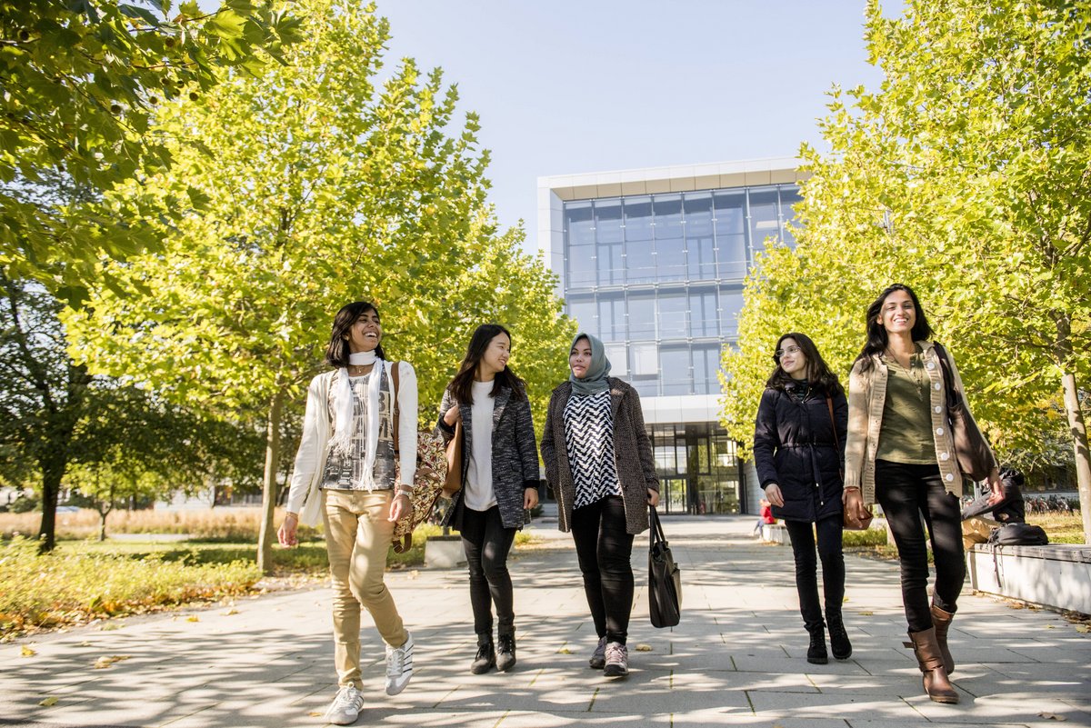 Internationale Studierende vor dem Hauptgebäude der BTU.