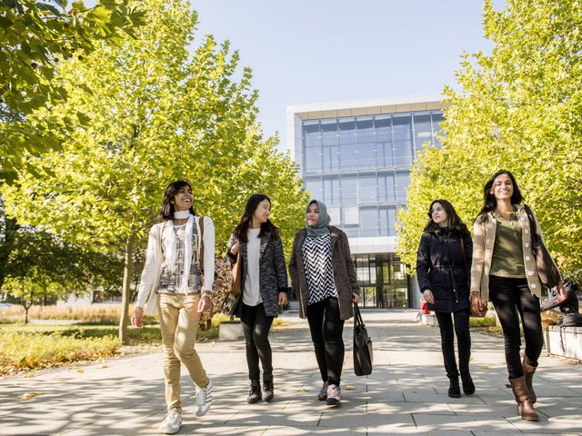 Internationale Studierende vor dem Hauptgebäude der BTU.