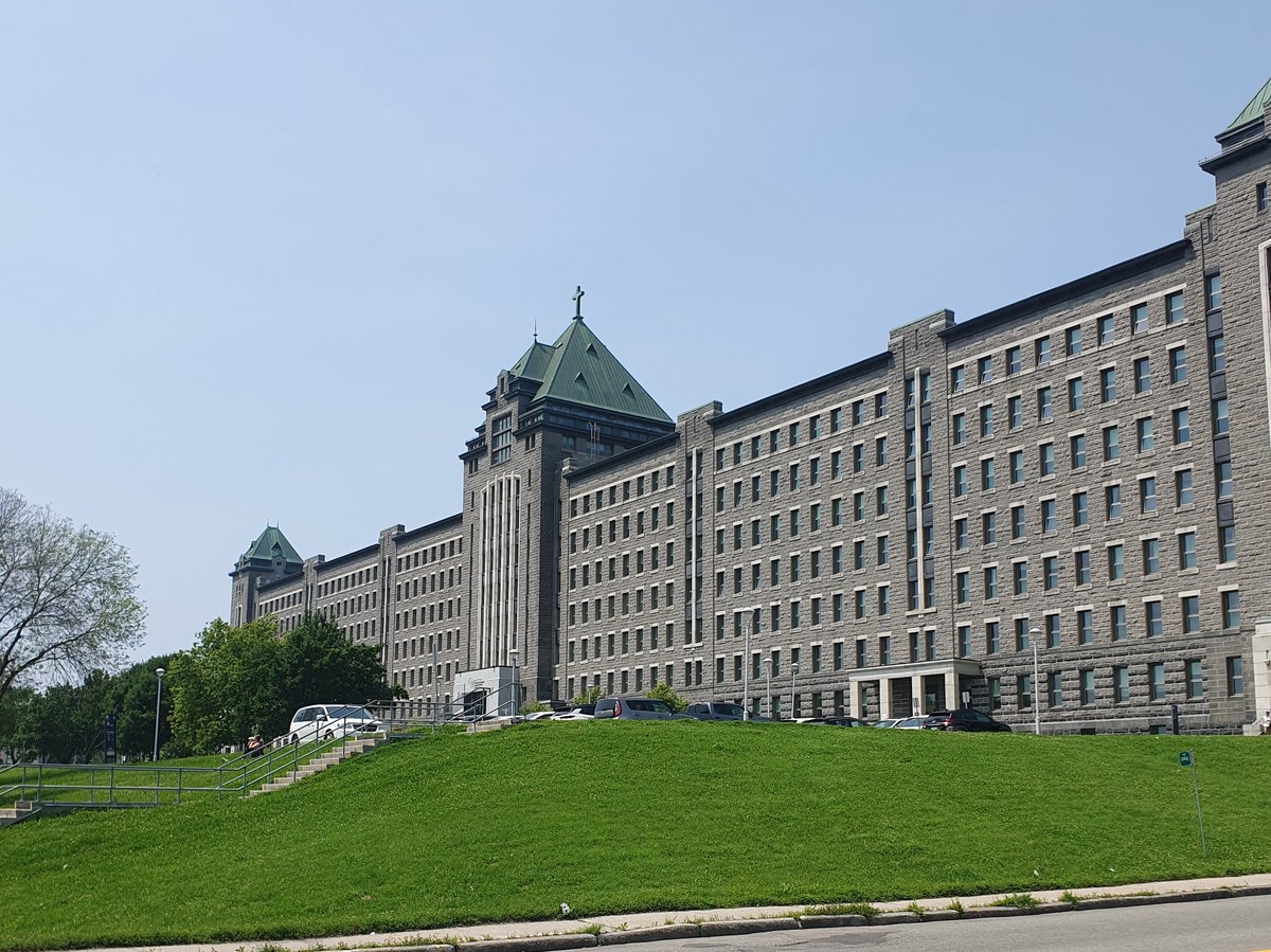 Das Foto zeigt ein Gebäude der Université Laval in Kanada.
