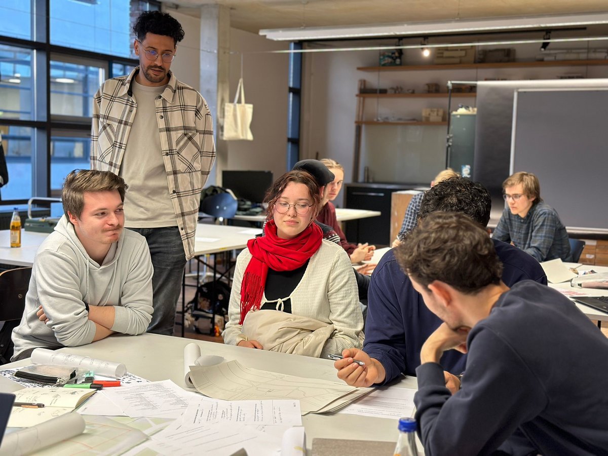 Mehr als 40 Studierende hatten sich für das Modul "Jugendclub Sandow" eingeschrieben und entwickelten innerhalb weniger Wochen, in Zusammenarbeit mit der EJS, zahlreiche Modelle, wie ein solcher Jugendclub einmal aussehen könnte.