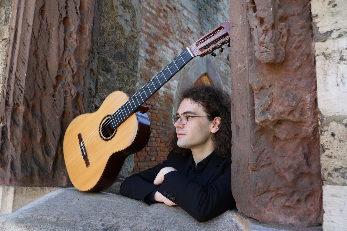 Danilo Kunze mit Gitarre. Foto: Susanne Herrmann