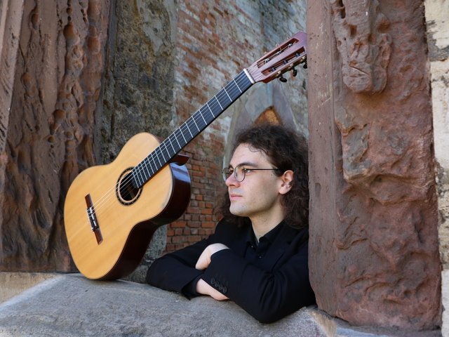Danilo Kunze mit Gitarre. Foto: Susanne Herrmann
