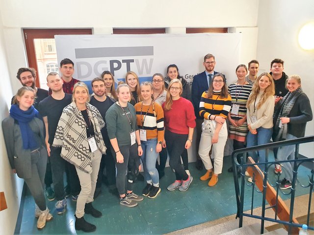 Gruppenfoto: Studierende und Dozenten aus den Therapiewissenschaften der BTU beim  Forschungssymposium Physiotherapie in Hildesheim. Foto: Hauke Heitkamp