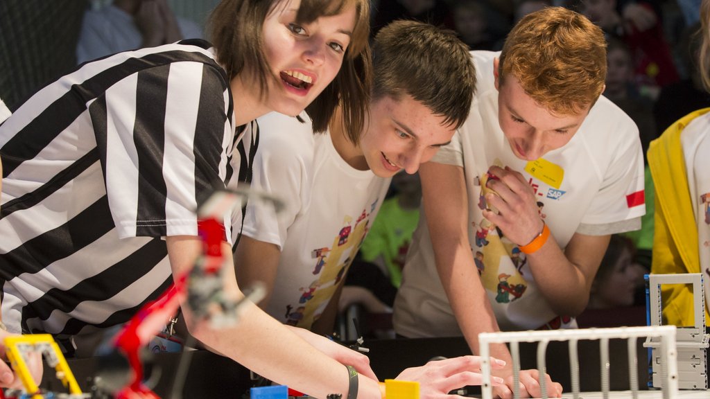 Schülerinnen und Schüler entwickeln Roboter. Und nehmen an der First Lego League teil.