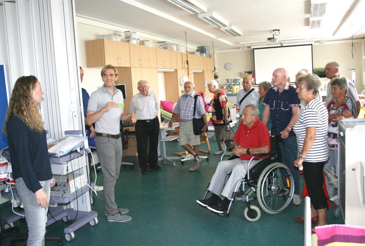 Alumni beim Laborbesuch in der Pflegewissenschaft.