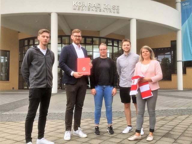 Vertreter*innen des FC Energie Cottbus und des Studiengangs Therapiewissenschaften der BTU vor dem Konrad-Zuse-Medienzentrum auf dem Campus Senftenberg. Foto: BTU, Ralf-Peter Witzmann