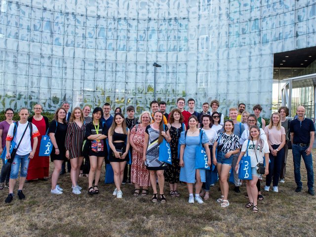 Gruppenfoto der am Deutschintensivkurs „Fit für den Campus!“ teilnehmenden BTU-Gaststudierenden aus der Ukraine vor dem IKMZ. Foto: BTU, Ralf Schuster
